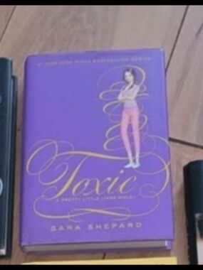 Toxic by Sara Shepard - Pretty Little Liars - Hardcover Book